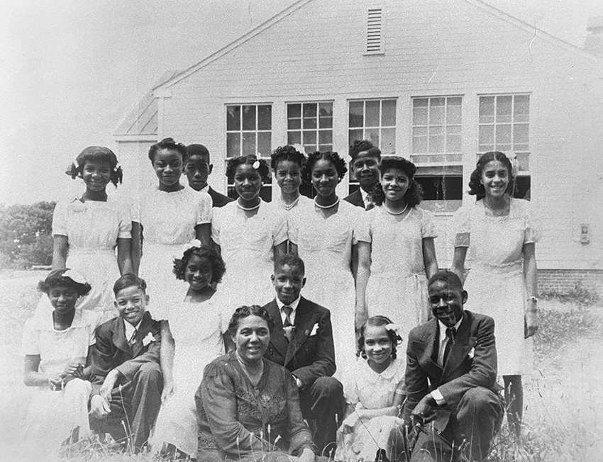 Black and white picture of the 1946 graduating class of the Vienna Colored School.